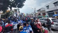 Demo Tolak Kenaikan BBM, Ribuan Buruh Blokade Jalan Di Depan DPRD KBB