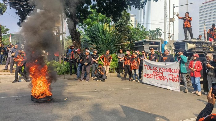 Demo Harga BBM Naik, Massa Bakar Ban di Patung Kuda (Wildan/detikcom)