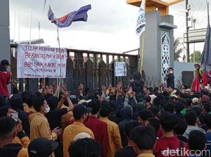 Demo Harga BBM di Samarinda Ricuh, Ketua DPRD Kaltim Dilempari Botol