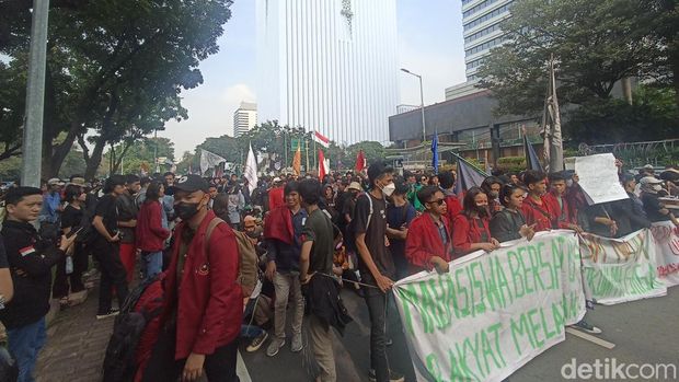 Demo Tolak Harga BBM Naik, Massa Mahasiswa Penuhi Patung Kuda