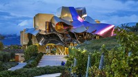 Masih dari Spanyol, kali ini ada Hotel Marques de Riscal dengan bentuk yang unik. Hotel ini dirancang oleh Frank Gehry.