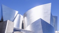 Lanjut, ada Walt Disney Concert Hall di Los Angeles, California, Amerika Serikat. Bangunan abstrak ini terlihat mirip markas Power Rangers, setuju?