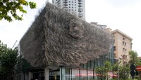 Berikutnya, ada Museum Liuli, China. Unik, bangunan ini terlihat unik dengan fitur eksterior tak biasa. Ya, gedung ini terlihat berselimutkan baja anti karat berbentuk menyerupai kelopak bunga peony. Bunganya terbuat dari 5.025 kelopak stainless steel lho.