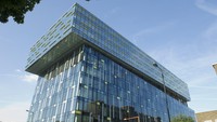 Dari Inggris, ada gedung Palestra yang terlihat seperti gedung bertumpuk vertikal-horizontal. Gedung ini dirancang oleh Alsop Architects.