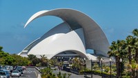 Bangunan unik selanjutnya ada Auditorio de Tenerife di Spanyol. Ini merupakan auditorium serbaguna karya Santiago Calatrava yang digunakan sebagai konser, kongres, hingga pertunjukan musik.