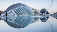 Pertama, ada The City of Arts and Sciences di Valencia, Spanyol. Kompleks ini dirancang oleh Santiago Calatrava dan Felix Candela. Bangunan dengan bentuk unik ini kini menjadi salah satu tujuan wisata terkemuka lho.