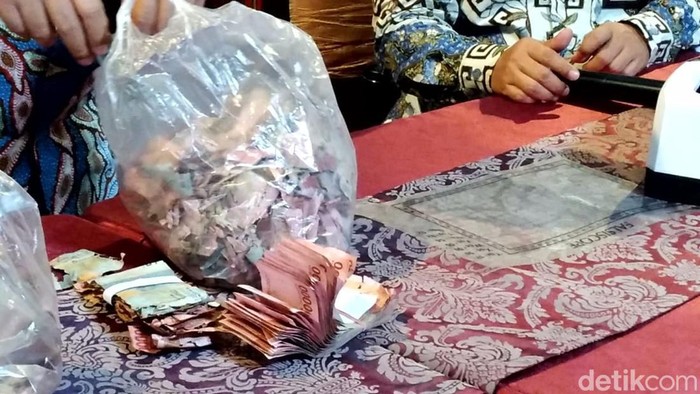 Dibawa ke BI, uang seplastik milik penjaga SD di Solo ini tak bisa ditukar, Selasa (13/9/2022).