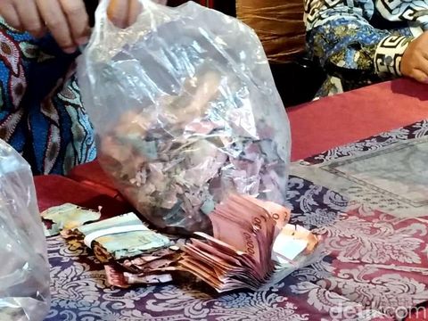 Dibawa ke BI, uang seplastik milik penjaga SD di Solo ini tak bisa ditukar, Selasa (13/9/2022).