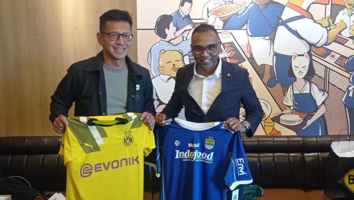 Direktur PT PBB Teddy Tjahjono dan perwakilan Borrusia Dortmund.