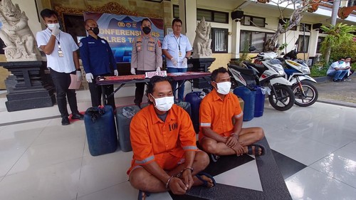 Dua pengecer BBM subsidi di Kecamatan Pupuan yang ditangkap petugas Satuan Reserse Kriminal Polres Tabanan, Selasa (13/9/2022).