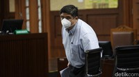 Kelima terdakwa yang disidang adalah mantan Direktur Jenderal Perdagangan Luar Negeri Kementerian Perdagangan (Kemendag) Indra Sari Wisnu Wardhana, Lin Che Wei, Komisaris Wilmar Nabati Indonesia Master Parulian Tumanggor, Senior Manager Corporate Affair PT Victorindo Alam Lestari Stanley MA, dan General Manager (GM) Bagian General Affair PT Musim Mas Pierre Togar Sitanggang.