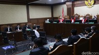 Jaksa menyebut perbuatan Indra itu dilakukan bersama Weibinanto Halimdjati alias Lin Che Wei selaku penasehat kebijakan/analis Pada Independent research & Advisory Indonesia (IRAI) yang juga selaku Tim Asistensi Menteri Koordinator Bidang Perekonomian Republik Indonesia, kemudian bersama Dr Master Parulian Tumanggor selaku Komisaris PT Wilmar Nabati Indonesia, Stanley MA selaku Senior Manager Corporate Affair PT Victorindo Alam Lestari, dan Pierre Togar Sitanggang selaku General Manager (GM) Bagian General Affair PT Musim Mas.