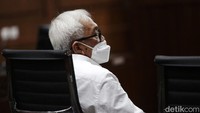 Dalam sidang ini mereka didakwa melakukan korupsi hingga membuat negara merugi Rp 18 triliun terkait kasus minyak goreng.