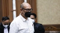 Dalam persidangan ini, kelima terdakwa disebut jaksa memperkaya korporasi terkait pemberian persetujuan ekspor (PE) kepada sejumlah perusahaan. Padahal, perusahaan tersebut, kata jaksa, tidak memenuhi kewajiban Domestic Market Obligation (DMO) sebagaimana dipersyaratkan dalam ketentuan.