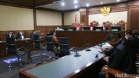 Dalam sidang ini majelis hakim Pengadilan Tipikor Jakarta menolak eksepsi 5 terdakwa kasus ekspor crude palm oil (CPO) atau bahan baku minyak goreng.