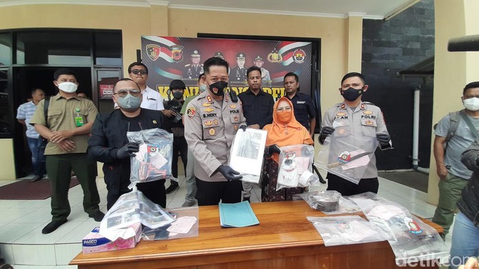 Ekspos pelaku penyiksaan monyet.