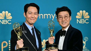 Lee Jung Jae (kiri) kabarnya menerima bayaran sampai USD 1 juta per episode Squid Game 2 dan Squid Game 3. Ini meroket naik dari bayaran yang dia terima di Squid Game 1 yang cuma USD 248 ribu. (Foto: AFP via Getty Images/FREDERIC J. BROWN)