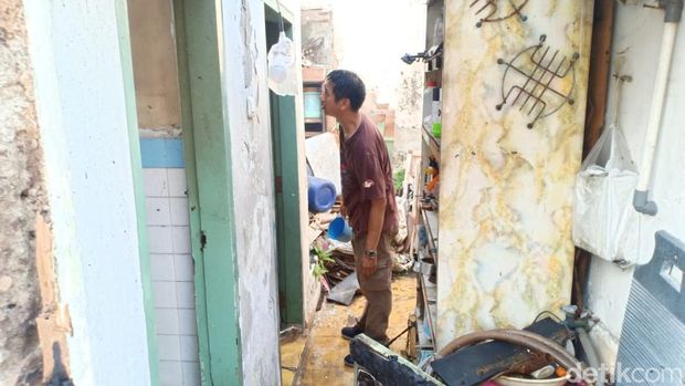 Empat bangunan di Mangga Besar, Jakbar, hangus terbakar. Kebakaran diduga bermula saat ada pembakaran sampah. (Silvia Ng/detikcom)