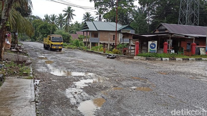 Jalan Poros Kabupaten Enrekang-Toraja, Sulawesi Selatan (Sulsel) rusak parah.