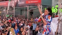 Tidak tanggung-tanggung, Fitri Carlina manggung di di Times Square New York, Amerika Serikat. xFoto: Instagram Nagaswara