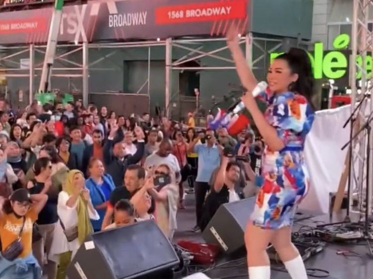 Aksi Fitri Carlina Goyang Times Square New York dengan Ojo Dibandingke