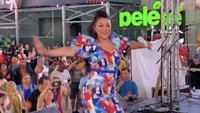 Lagu yang sedang hits itu dibawakan Fitri Carlina di depan ratusan orang di New York. Foto: Instagram Nagaswara