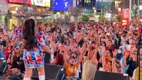 Tampak antusias penonton menyaksikan Fitri Carlina menyanyikan lagu dangdut. Foto: Dok. Istimewa