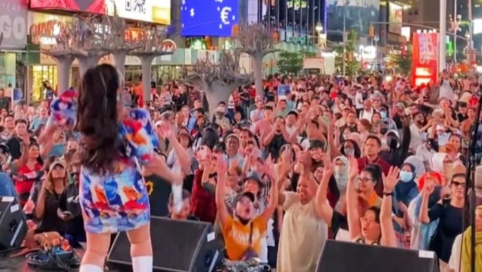 Fitri Carlina di Times Square New York