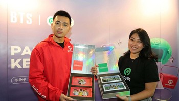 Global Head of Strategy Merchant, Hyperlocal & Collaborations GoFood – Elven Bersama Global Head Marketing GoRide - Stella Darmadi menunjukkan merchandise eksklusif BTS | Gojek, bagian dari program undian Pasti Ada Kejutan BTS | Gojek.