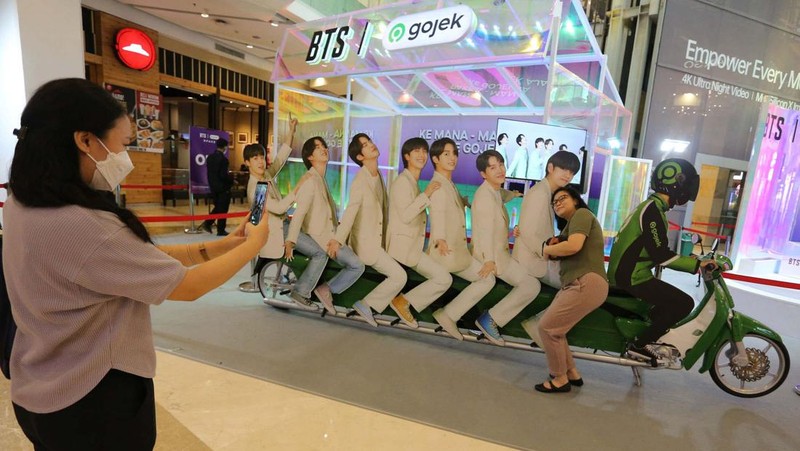 Gojek menghadirkan BTS | Gojek Space Installation di Mall Gandaria City, Jakarta. Acara ini digelar 11 - 25 September 2022.