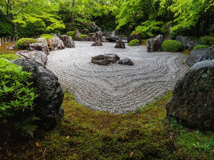 Zen garden atau taman zen merupakan salah satu konsep taman khas jepang yang didekorasi sedemikian rupa menggunakan batu dan pasir.