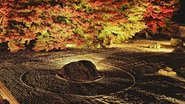 Di malam hari pun taman zen tidak kehilangan pesonanya. Malah lanskap ini terlihat sangat indah dengan tata cahaya. Taman zen ini berada di Kuil Jisso-in, Kyoto. Di malam hari pun taman zen tidak kehilangan pesonanya. Malah lanskap ini terlihat sangat indah dengan tata cahaya. Taman zen ini berada di Kuil Jisso-in, Kyoto.