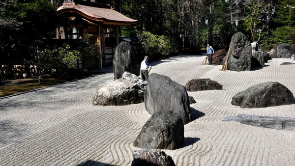 Berikutnya, ada taman zen di Gunung Koya, Koyasan. Tepatnya berada di Kuil Kongbuji. Tekstur pasir yang didekorasi sedemikian rupa sanggup membuat rileks, setuju?