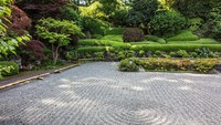 Dekorasi tanaman hijau dengan pola unik pasir taman zen membuat lanskap ini lebih menarik sambil minum teh. Panorama indah ini berada di Kuil Joken-ji di Chigasaki, Kanagawa.