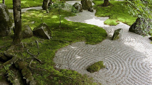 Ada juga yang memadukan konsep taman zen dengan pepohonan rimbun seperti di Kuil Komyozenji di Fukuoka. Asri banget gaes.