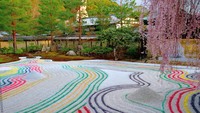 Ada juga lho konsep warna-warni yang diterapkan pada taman zen di Kuil Kodai-ji, Kyoto. Pola pasirnya menggunakan pasir warna-warni yang terlihat makin memukau.
