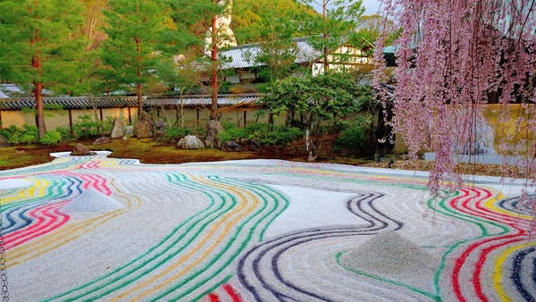 Ada juga lho konsep warna-warni yang diterapkan pada taman zen di Kuil Kodai-ji, Kyoto. Pola pasirnya menggunakan pasir warna-warni yang terlihat makin memukau.