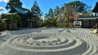 Di Kuil Tendai-ji, Kyoto, lanskap zen gaden yang ditampilkan sedikit berbeda. Ya, pasirnya dibuat menggunung dengan motif tertentu yang bikin healing banget.