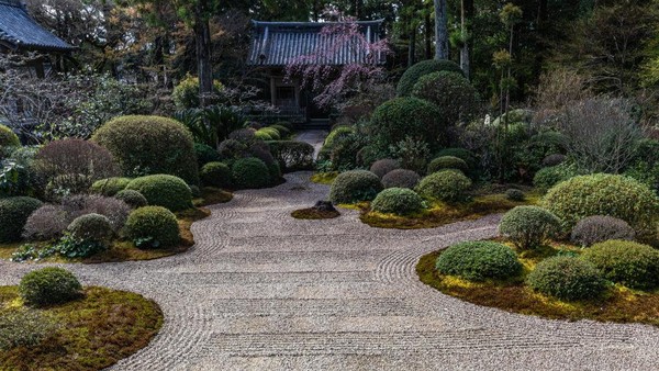 Pertama, ada taman zen di Kuil Ryotanji di kawasan Hamamatsu, Prefektur Shizuoka. Indahnya kebangetan.