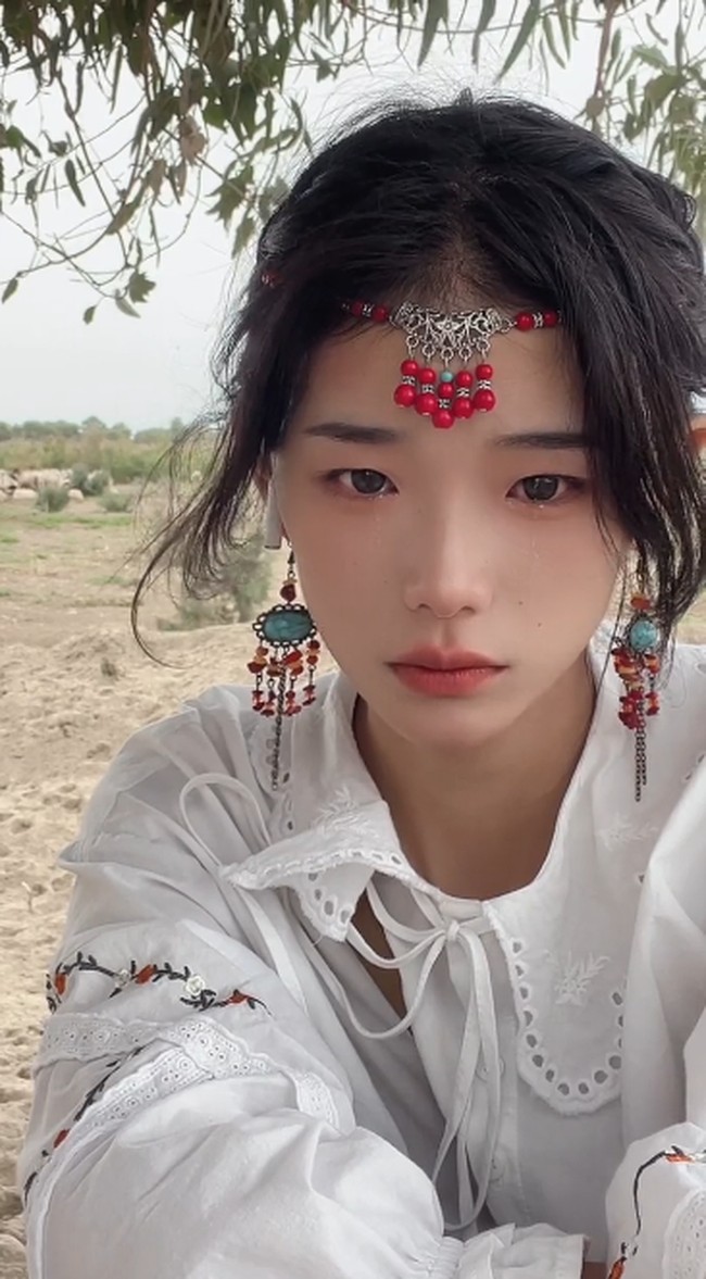 Videonya jadi viral dan kini punya lebih dari 72 juta pengikut meski baru mulai posting November lalu. Huiran jadi favorit netizen dan diberi julukan tukang jagal gurun yang lembut.Foto: Dok. Douyin Huiran