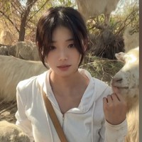 Seorang wanita bernama Huiran jadi viral di Douyin atau TikTok versi China karena keunikannya. Jika banyak wanita cantik memamerkan gaya atau pemandangan estetik, Huiran malah menampilkan kebolehannya dalam mengurus peternakan.Foto: Dok. Douyin Huiran