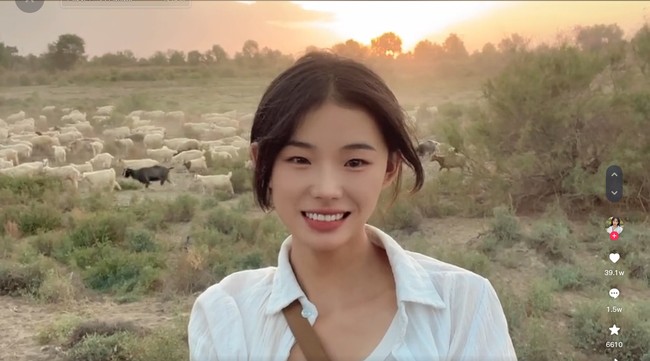 Wanita 21 tahun itu pun sering memamerkan keseharian di Douyin dan mendapat banyak respon positif. Videonya jadi viral dan kini punya lebih dari 72 juta pengikut meski baru mulai posting November lalu. Huiran jadi favorit netizen dan diberi julukan tukang jagal gurun yang lembut.Foto: Dok. Douyin Huiran