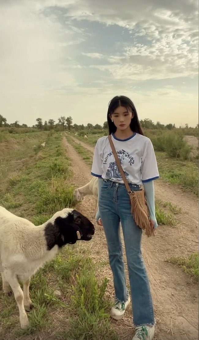 Dikatakan jika ia adalah seorang penggembala domba yang bisa merawat, menyembelih, menguliti sampai memanggang binatang ternak tersebut. Keahliannya bikin netizen semakin terpesona.Foto: Dok. Douyin Huiran