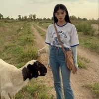 Dikatakan jika ia adalah seorang penggembala domba yang bisa merawat, menyembelih, menguliti sampai memanggang binatang ternak tersebut. Keahliannya bikin netizen semakin terpesona.Foto: Dok. Douyin Huiran