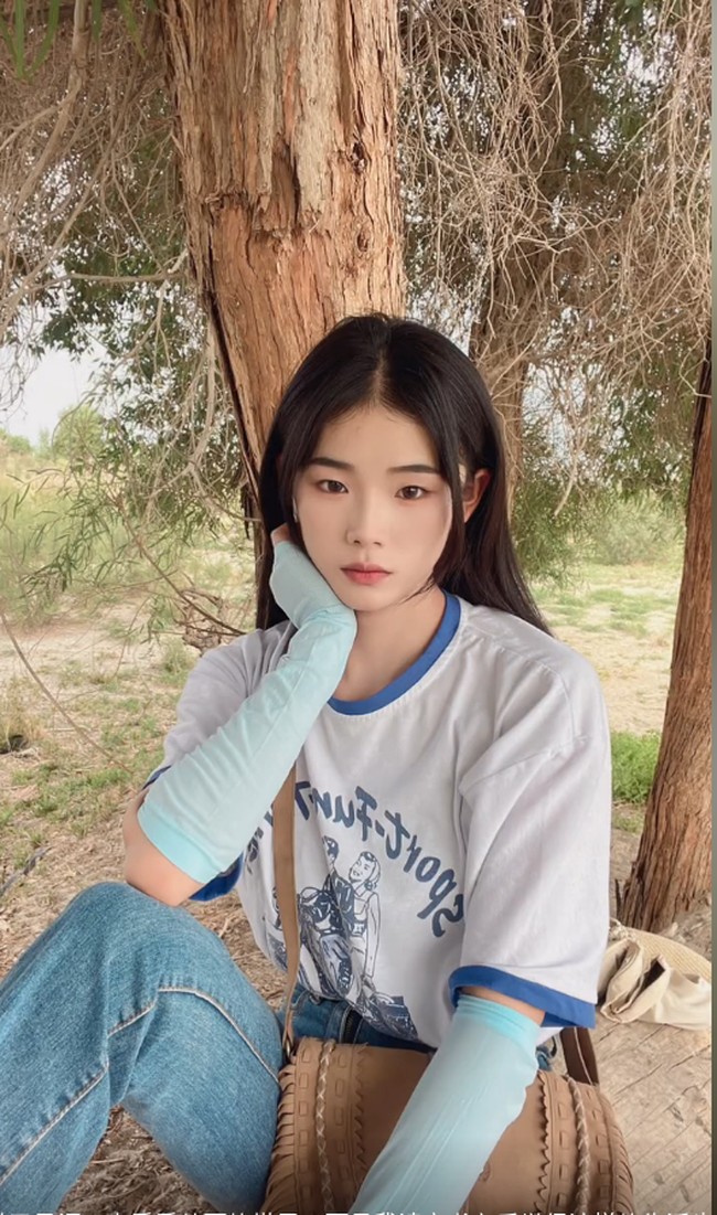 Apalagi meski bekerja di peternakan, bisa dilihat jika gaya Huiran masih kekinian. Foto: Dok. Douyin Huiran