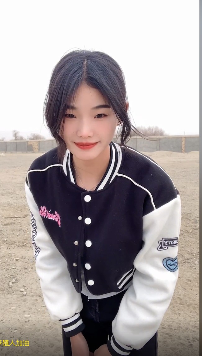 Wanita tersebut dikatakan pindah ke daerah peternakan bersama keluarganya pada 2018. Sejak saat itu, keseharian Huiran diisi dengan mengurus sekitar 600 domba. Ia terpikir untuk mendokumentasikan kehidupannya karena profesi yang unik dan pemandangan yang indah.Foto: Dok. Douyin Huiran