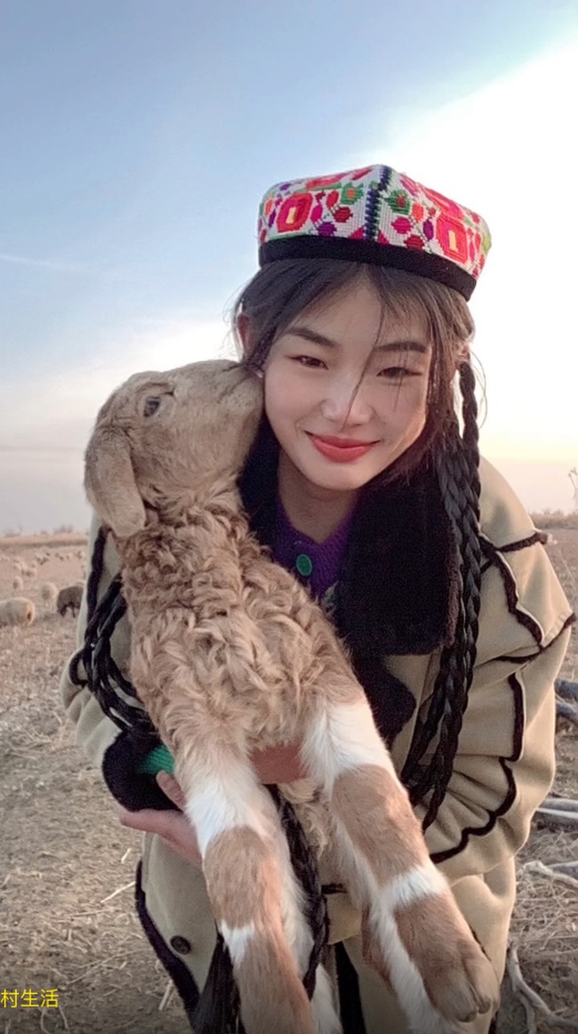Dilansir Next Shark, Huiran yang berasal dari daerah Xinjiang Uighur ini bekerja sebagai penggembala di peternakan domba milik keluarganya. Foto: Dok. Douyin Huiran