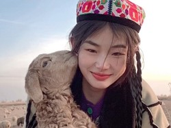 Pesona Gadis Penggembala Domba dari Uighur yang Kecantikannya Jadi Viral