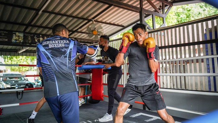Petinju Indonesia Ilham Leoisa naik ring lagi bulan depan. Ilham yang merupakan prajurit TNI Angkatan Udara itu siap mempertahankan gelar WBC Asia di Bangkok.