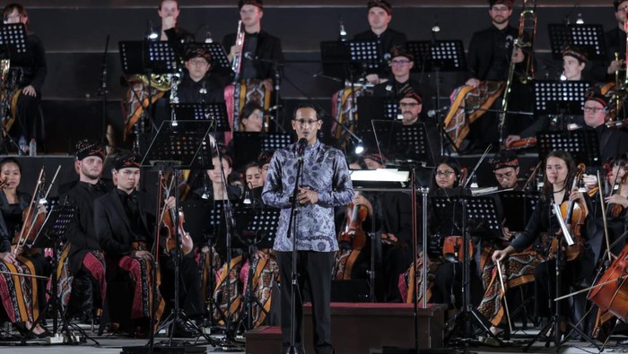 Indahnya Harmonisasi Budaya dalam Balutan Orkestra Sebagai salah satu sajian seni budaya presidensi G20 bidang Kebudayaan, Kementerian Pendidikan, Kebudayaan, Riset, dan Teknologi (Kemendikbudristek) menampilkan pagelaran musik Orkestra G20. Begini potretnya.
